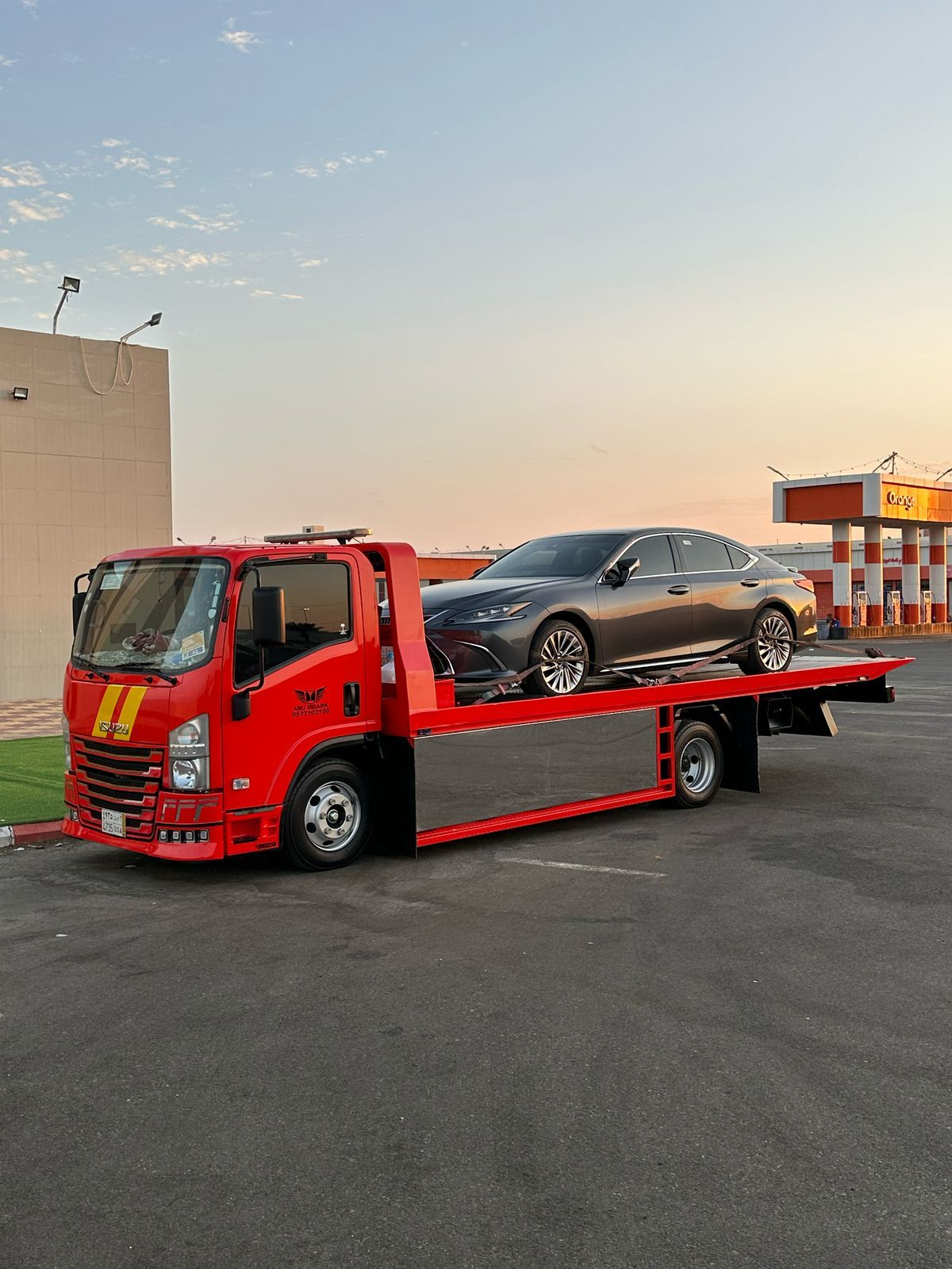 سطحة هيدروليك حمراء تنقل لكزس ES في الرياض