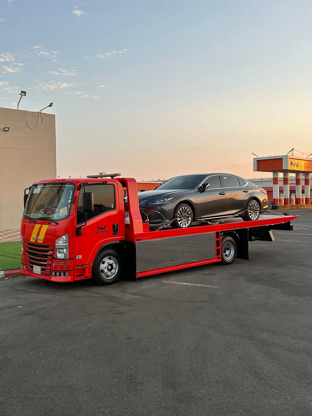سطحة هيدروليك حمراء تنقل لكزس ES في الرياض